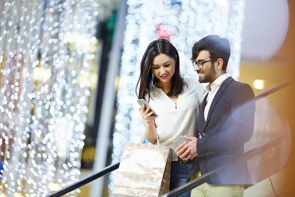 Porträtt Eleganta Par Företagscentret Ung Snygg Man Och Kvinna Går — Stockfoto