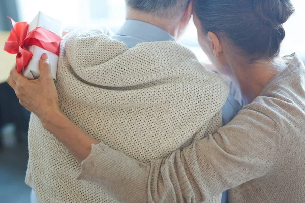 Affectionate Starszy Kobietę Ogarniają Jej Mąż — Zdjęcie stockowe