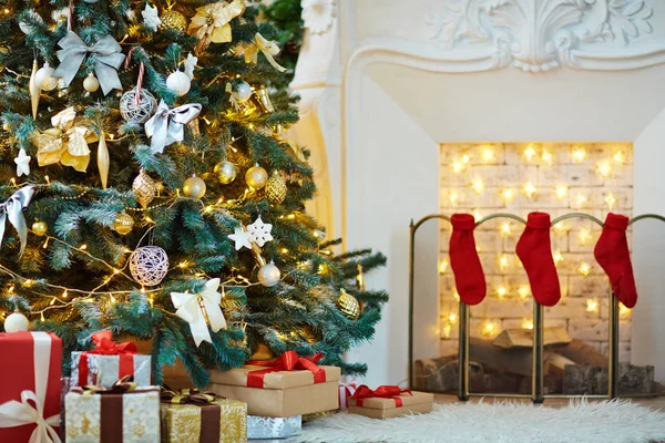 Geschmückter Tannenbaum Weihnachtsgeschenke Und Rote Socken Kamin Leeren Raum — Stockfoto
