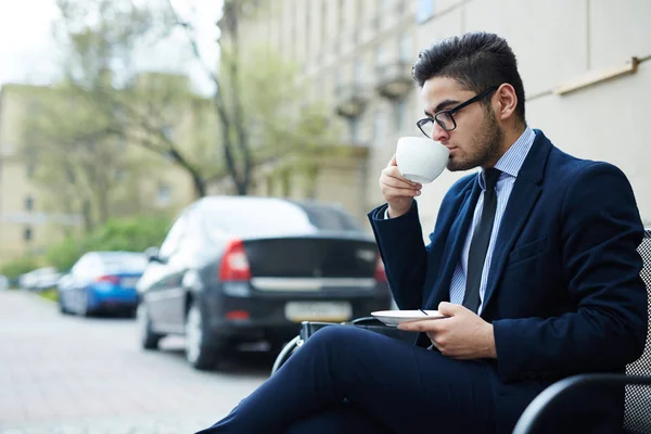 Hombre Negocios Pensativo Tomando Café Entorno Urbano —  Fotos de Stock