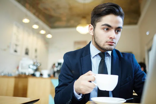 Mladý Muž Obleku Sedí Kavárně Hledání Zaměstnání — Stock fotografie