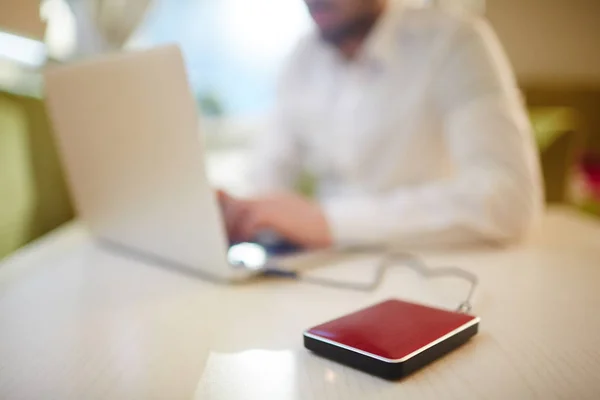 Oigenkännlig Ekonomichef Upprätta Årsredovisning Modern Laptop Ansluten Till Extern Hårddisk — Stockfoto