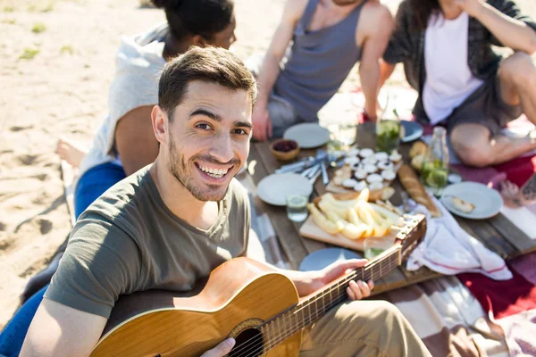 Souriant Gars Avec Guitare Jouer Avec Ses Amis Sur Fond — Photo