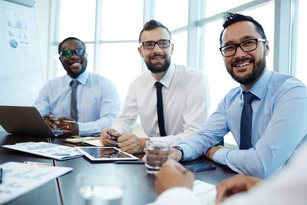 Multiethnic Team Wide Smiles Gathered Together Boardroom Sharing Ideas New — Stock Photo, Image