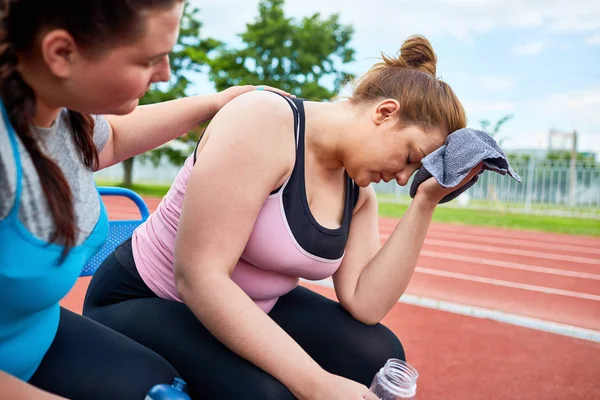 Mujer Joven Regordeta Estresada Con Toalla Botella Agua Expresando Cansancio — Foto de Stock