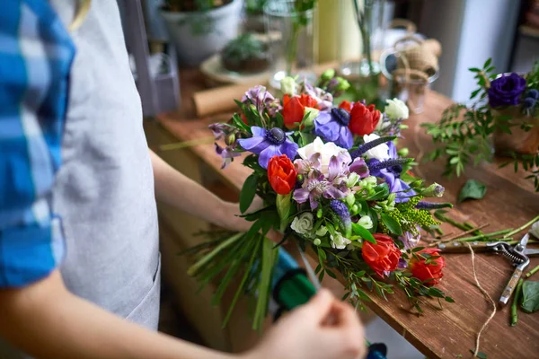 Жінка Зав Язує Купу Свіжих Квітів — стокове фото