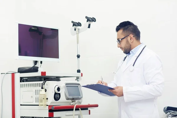 Vista Del Perfil Del Joven Confiado Médico Que Examina Imagen —  Fotos de Stock