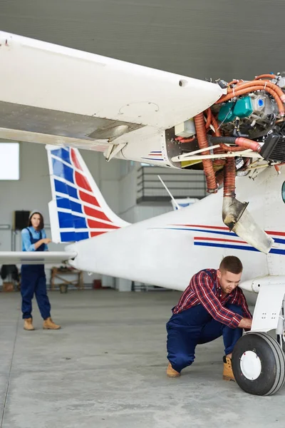 Samolot Usługi Załogi Naprawy Samolotu Hangarze Dwa Mechanika Młody Mężczyzna — Zdjęcie stockowe