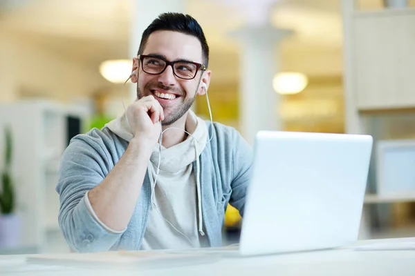 Portrét Moderní Usmívajícího Muže Poslouchat Hudbu Přenosného Počítače Kanceláři — Stock fotografie