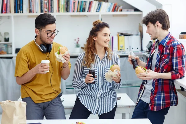 Estudantes Amigáveis Com Bebidas Sanduíches Conversando Intervalo Almoço — Fotografia de Stock