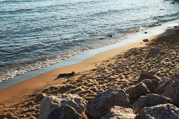 Issız Sahil Akşam Güneş Işınları Ile Aydınlatılmış Panoraması Mavi Yüzeyi — Stok fotoğraf