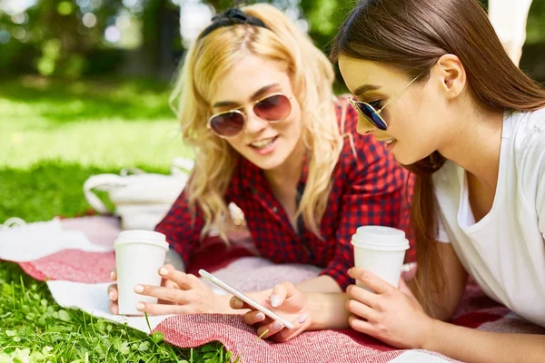Generationen Flickor Söker Smartphone Och Tar Drink Medan Kopplar Park — Stockfoto