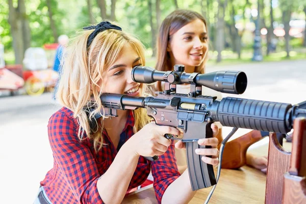 Portrait Beautiful Blond Woman Aiming Big Rifle Outdoor Game Tent — Stock Photo, Image
