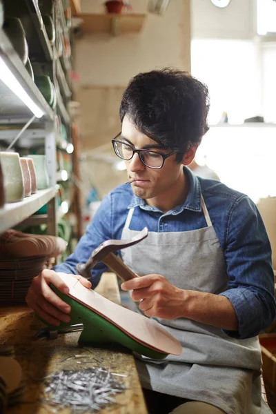 Cobbler Contemporanea Martellante Chiodo Nella Suola Del Pezzo Calzature — Foto Stock