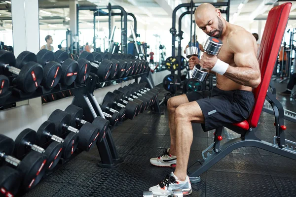 Hombre Activo Con Barra Entrenamiento Gimnasio — Foto de Stock