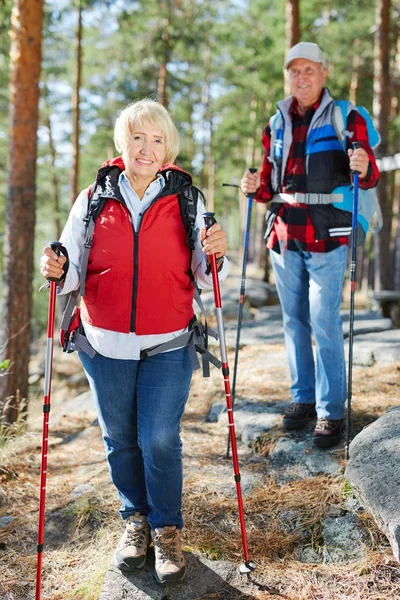 Sportliche Senioren Erholen Sich Sommerwochenende — Stockfoto