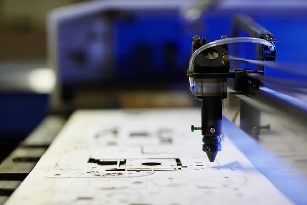 Lasermaskin Borrning Former Från Plywood — Stockfoto