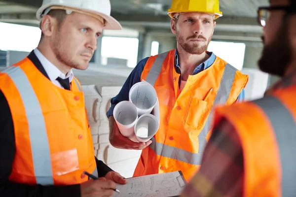 Jovens Arquitetos Uniforme Discutindo Que Fazer Seguir — Fotografia de Stock