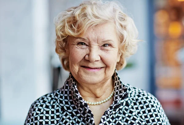 Retrato Cabeza Los Hombros Una Alegre Mujer Mayor Cárdigan Blanco — Foto de Stock