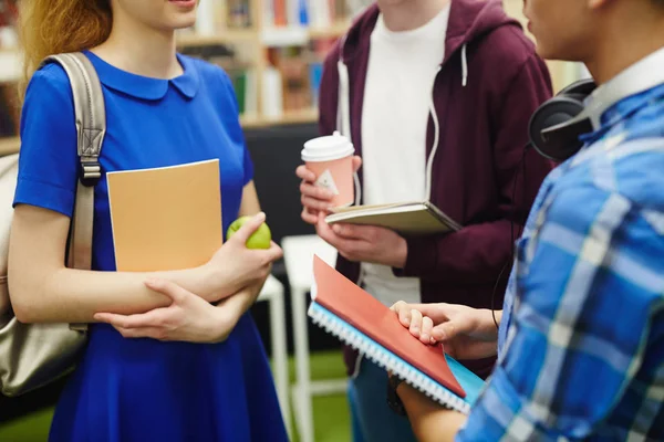 Gruppe Von Studenten Mit Textbüchern Die Der Pause Interagieren — Stockfoto