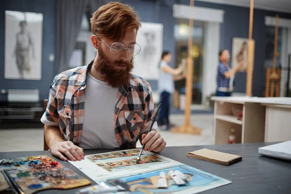 Retrato Artista Barbudo Contemporáneo Que Trabaja Estudio Arte Pintura Óleo —  Fotos de Stock