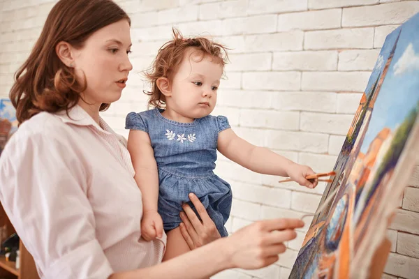 Portret Van Schattige Babymeisje Helpen Moeder Schilderij Beeld Art Studio — Stockfoto