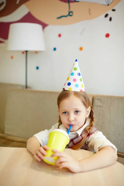 Rustgevende Meisje Verjaardag Cap Gelet Drinken — Stockfoto