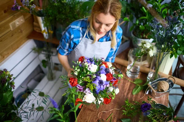 Bovenaanzicht Van Bloemist Met Boeket Door Haar Werkplek — Stockfoto