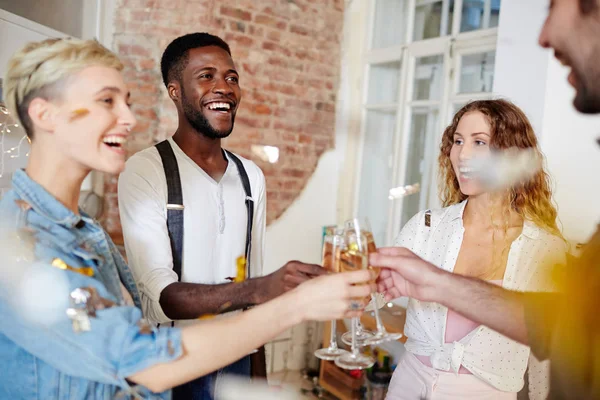 Dos Jóvenes Parejas Extáticas Brindando Con Champán Mientras Celebran Aniversario — Foto de Stock