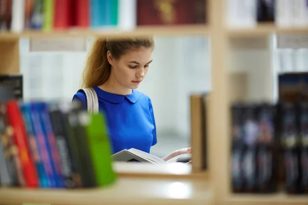 Ritratto Bella Ragazza Romantica Che Legge Libri Biblioteca Girato Dietro — Foto Stock