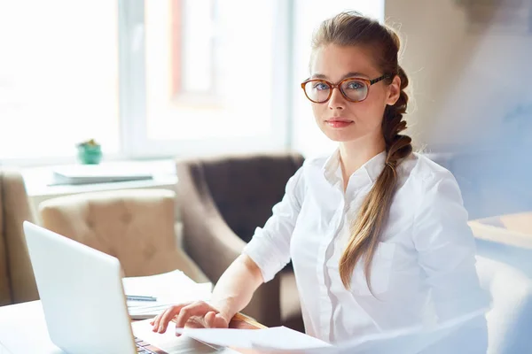 Porträtt Attraktiv Ung Entreprenör Glasögon Poserar För Fotografi Samtidigt Sitter — Stockfoto