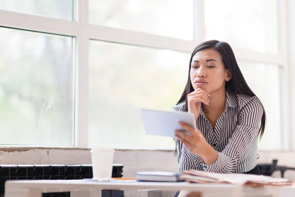 Nachdenkliche Asiatische Unternehmerin Reibt Sich Das Kinn Während Sie Statistische — Stockfoto