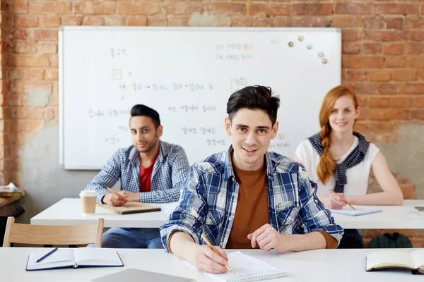 Patrząc Kamery Podczas Zaznaczenie Odpowiedzi Test Studenta — Zdjęcie stockowe