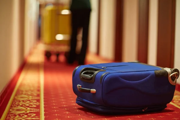 Närbild Skott Bellboy Transporterar Bagage Hotel Hall Fokus Blå Resväska — Stockfoto