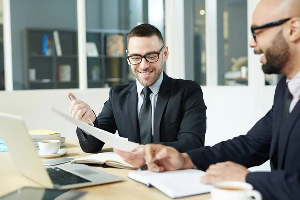 Hombre Negocios Exitoso Firmar Nuevo Contrato — Foto de Stock