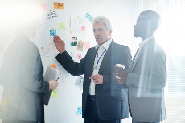 Mature Fbi Agent Sharing Ideas Possible Suspects Colleagues While Conducting — Stock Photo, Image