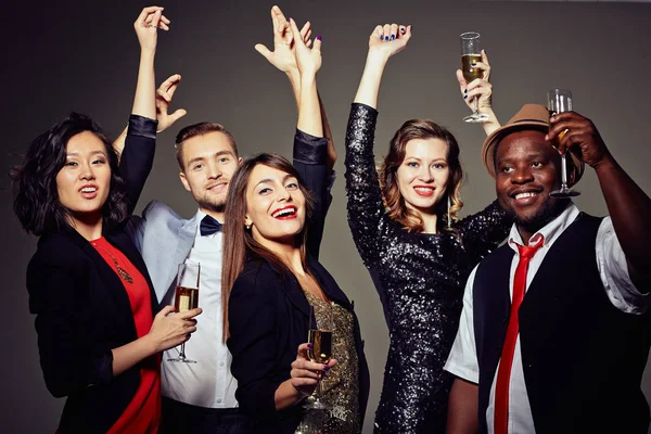 Grupo Multiétnico Elegantes Amigos Bailando Con Las Manos Alto Mientras — Foto de Stock