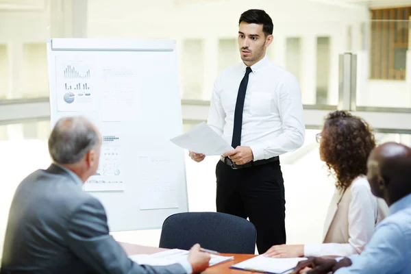 Junger Selbstbewusster Mitarbeiter Präsentiert Seine Ideen Und Strategien Auf Whiteboard — Stockfoto