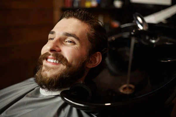 Feliz Cliente Joven Barbería Esperando Afeitarse —  Fotos de Stock