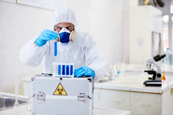 Getalenteerde Virologie Onderzoeker Dragen Van Overall Gasmasker Werken Met Biohazard — Stockfoto