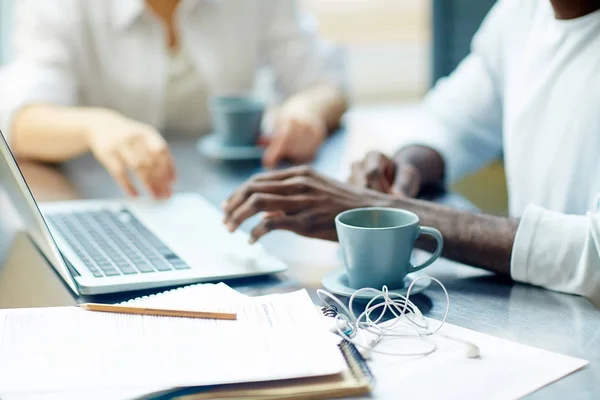 Närbild Skott Multietnisk Grupp Kollegor Som Sitter Vid Skrivbord Med — Stockfoto