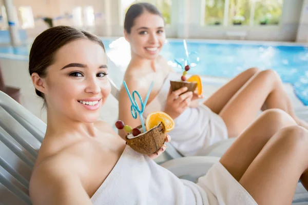 Meninas Relaxadas Envoltas Toalhas Segurando Coquetéis Tropicais Spa Resort — Fotografia de Stock