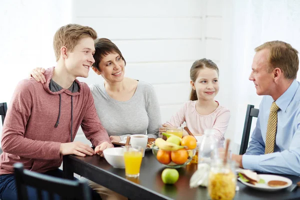 Familia Unida Reunió Cocina Hablando Entre Animadamente Comiendo Desayuno Saludable —  Fotos de Stock