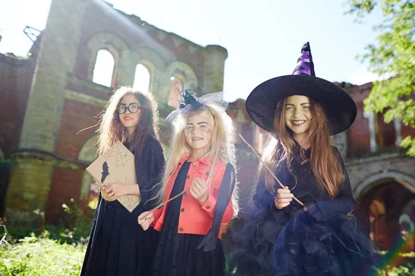 Chicas Con Disfraces Halloween Sosteniendo Palos Mágicos Libro Hechizos —  Fotos de Stock