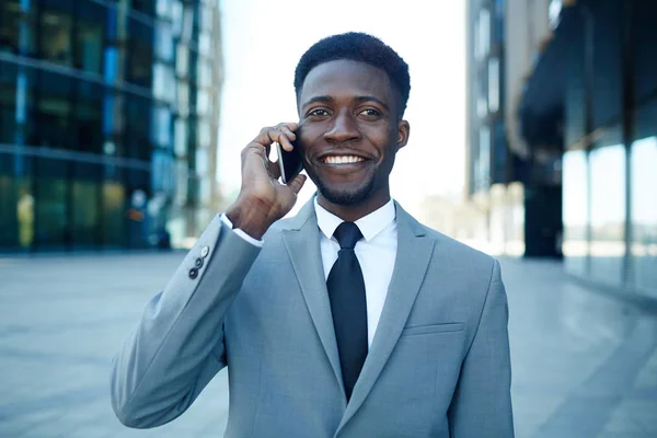 Succesvolle Bankier Met Smartphone Bellen Zakenwijk — Stockfoto