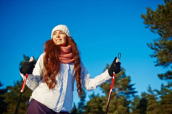 Sıcak Kış Günü Parkta Zevk Giyim Güzel Kayakçı — Stok fotoğraf