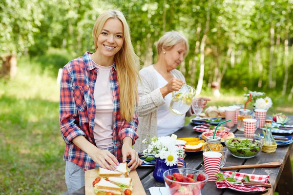 Attractive Young Female Looking Camera Served Table Summer Day — Stock Photo, Image