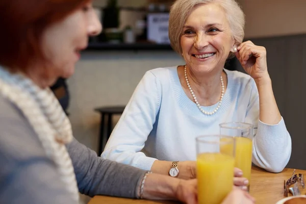 Mujer Jubilada Feliz Con Jugo Hablando Con Amigo Cafetería — Foto de Stock