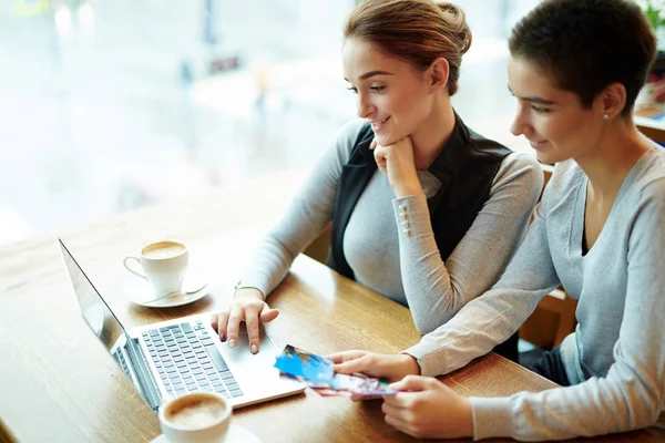 Ritrovo Tanto Atteso Due Amiche Grazioso Caffè Una Bella Donna — Foto Stock