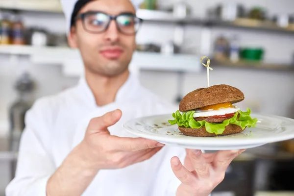 Chef Sosteniendo Platye Con Snack Comida Rápida — Foto de Stock